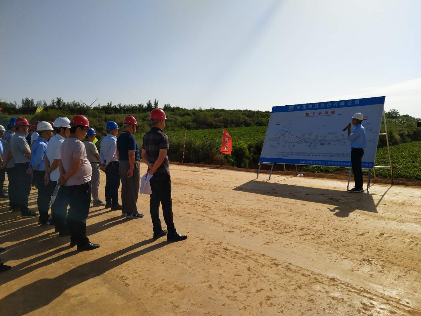 走進(jìn)國(guó)道310南移新建工程路基填筑施工現(xiàn)場(chǎng)觀摩會(huì)(圖3)