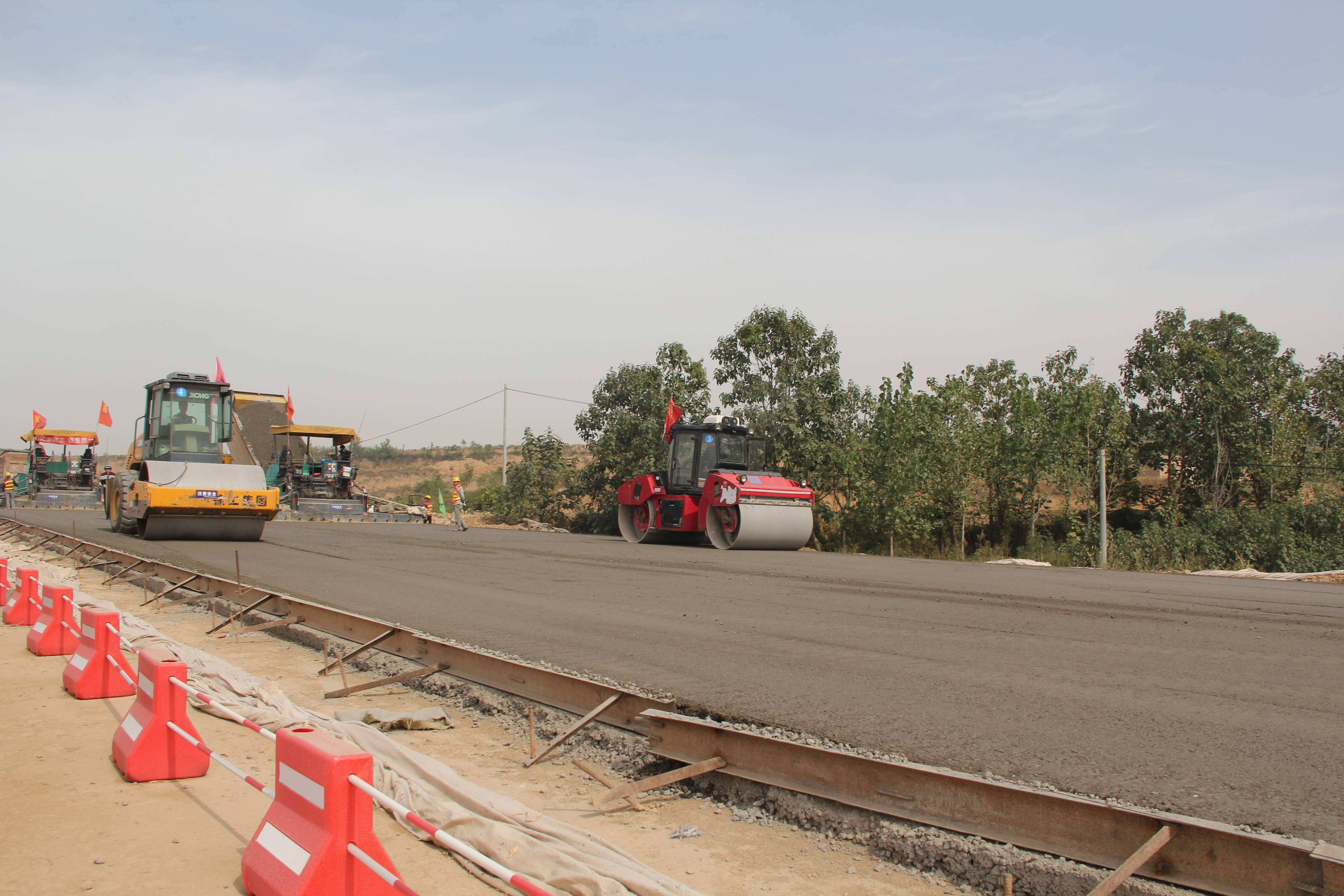 國慶節(jié)公司領(lǐng)導(dǎo)視察工地并慰問一線員工(圖3)