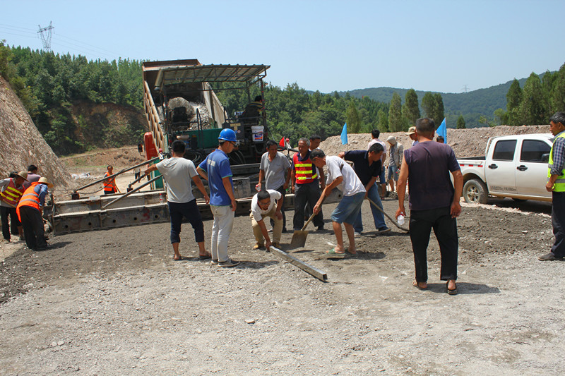 新增國(guó)道344瑤舊線底基層試驗(yàn)段順利鋪筑(圖1)