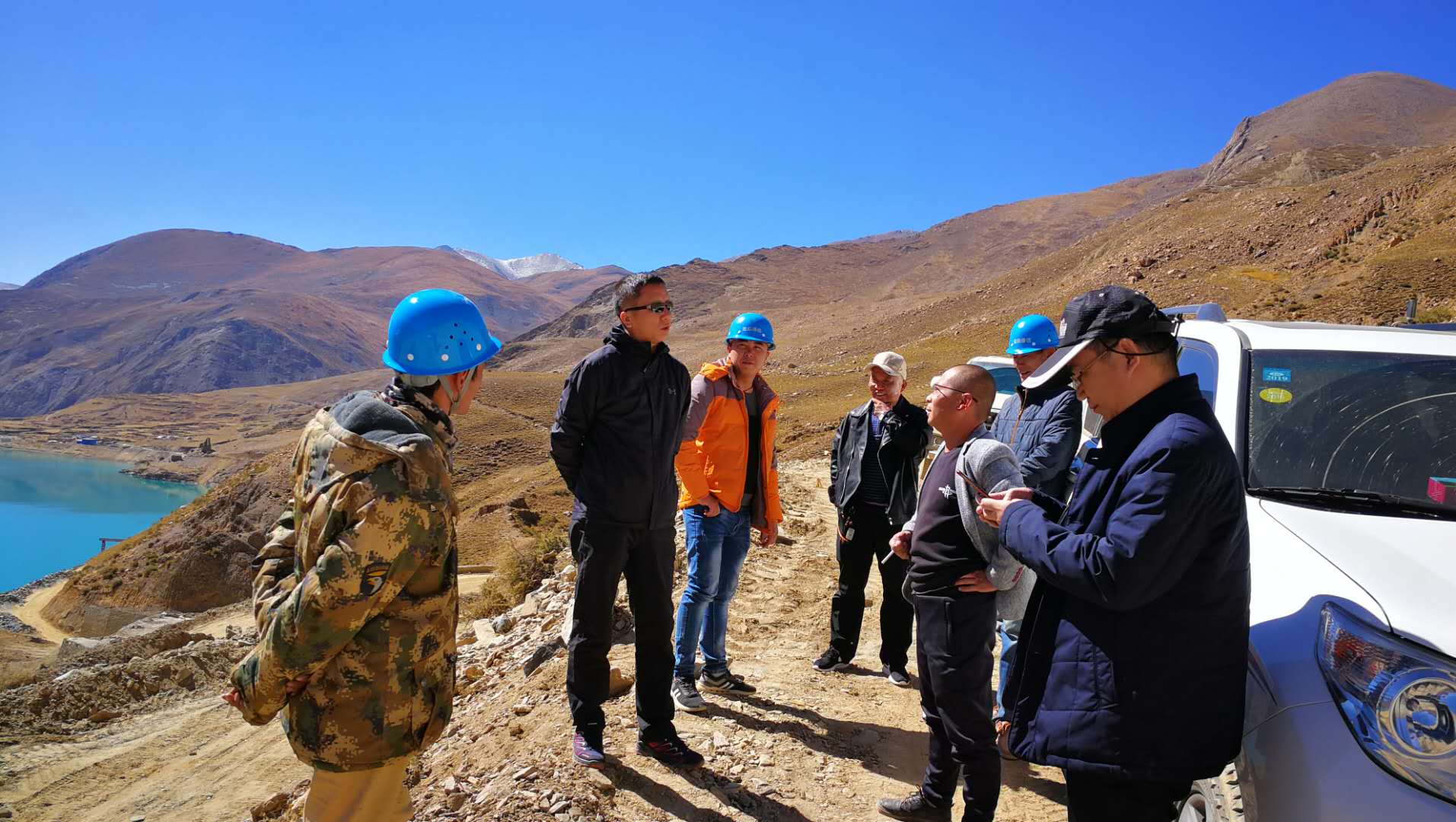 璟信公司董事長王小偉一行視察西藏工地(圖3)